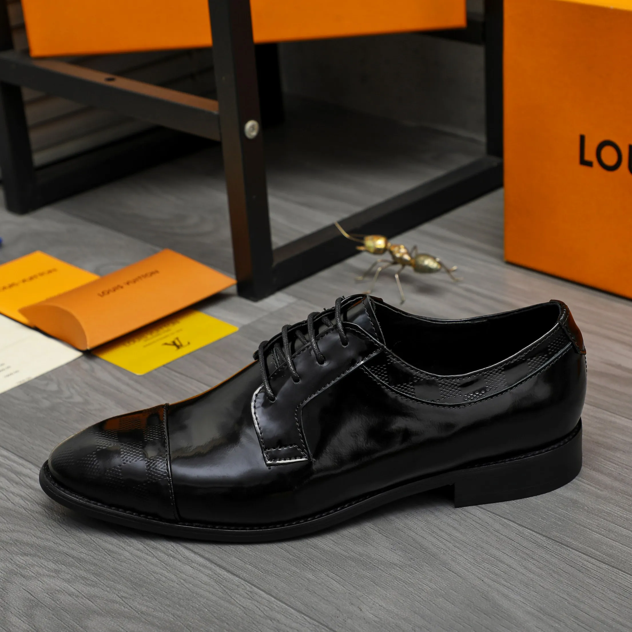 Men's shoes 💰p460 Product trademark: LV (Louis Vuitton) business lace-up leather shoes True size: 39-44 Product material: Selected lacquered cowhide stitching classic embossed upper, cowhide lining, original rubber outsole